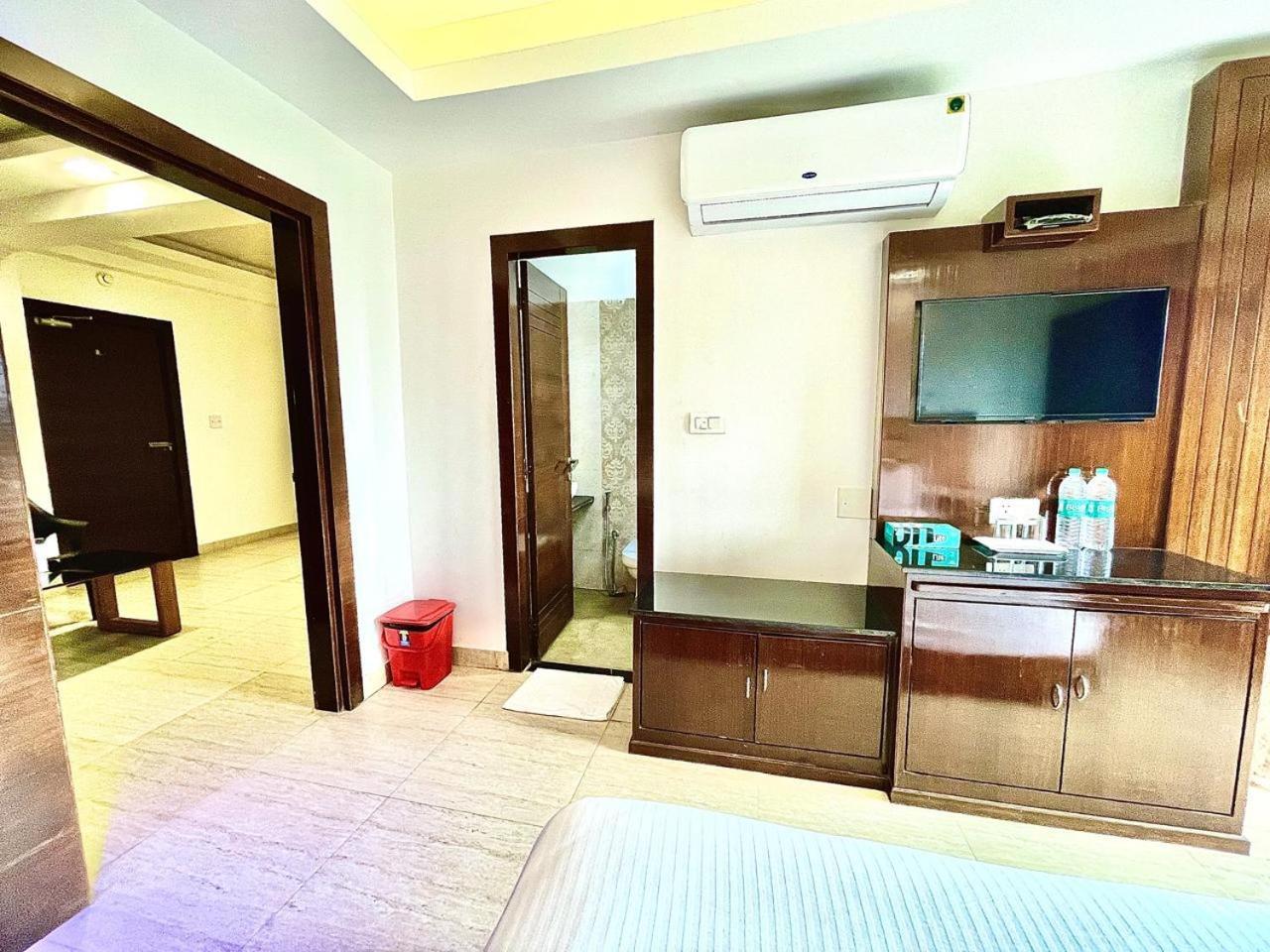 Gr Palace, In Front Of Sea-Beach With Breakfast, Swimming-Pool, Fully Air-Conditioned, Hotel With Parking Availability Puri Exteriör bild
