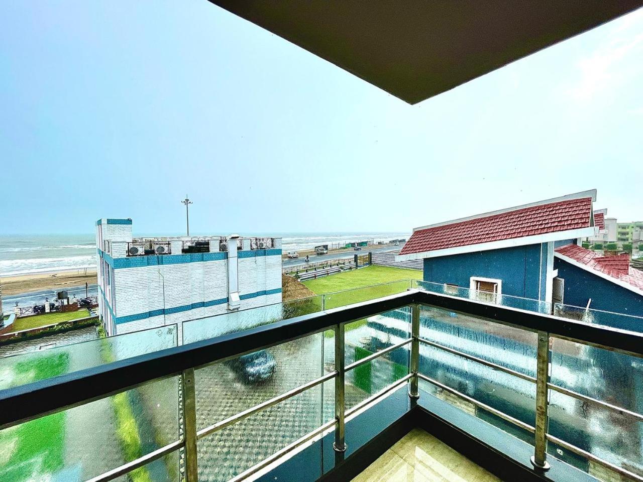 Gr Palace, In Front Of Sea-Beach With Breakfast, Swimming-Pool, Fully Air-Conditioned, Hotel With Parking Availability Puri Exteriör bild