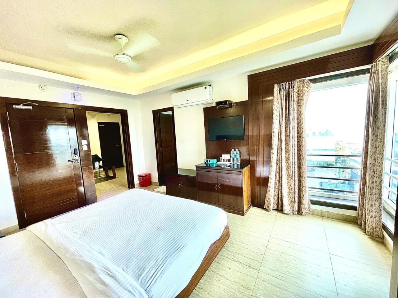 Gr Palace, In Front Of Sea-Beach With Breakfast, Swimming-Pool, Fully Air-Conditioned, Hotel With Parking Availability Puri Exteriör bild