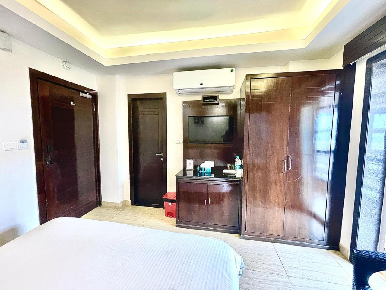 Gr Palace, In Front Of Sea-Beach With Breakfast, Swimming-Pool, Fully Air-Conditioned, Hotel With Parking Availability Puri Exteriör bild