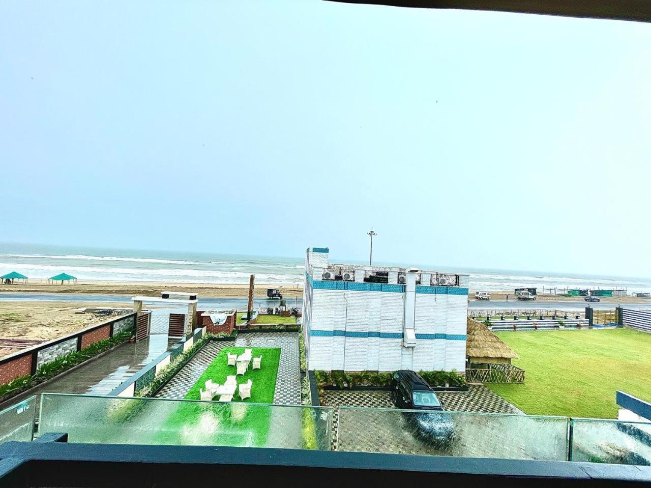Gr Palace, In Front Of Sea-Beach With Breakfast, Swimming-Pool, Fully Air-Conditioned, Hotel With Parking Availability Puri Exteriör bild