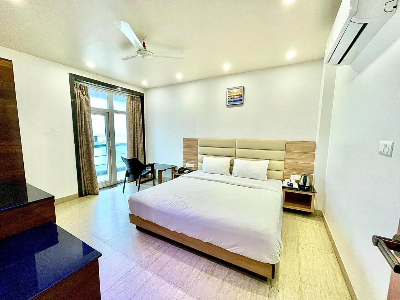 Gr Palace, In Front Of Sea-Beach With Breakfast, Swimming-Pool, Fully Air-Conditioned, Hotel With Parking Availability Puri Exteriör bild