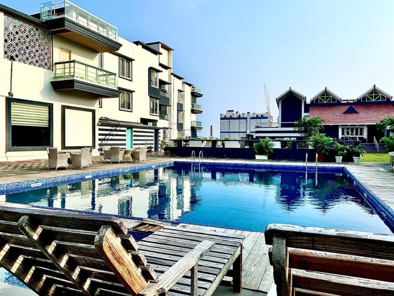 Gr Palace, In Front Of Sea-Beach With Breakfast, Swimming-Pool, Fully Air-Conditioned, Hotel With Parking Availability Puri Exteriör bild