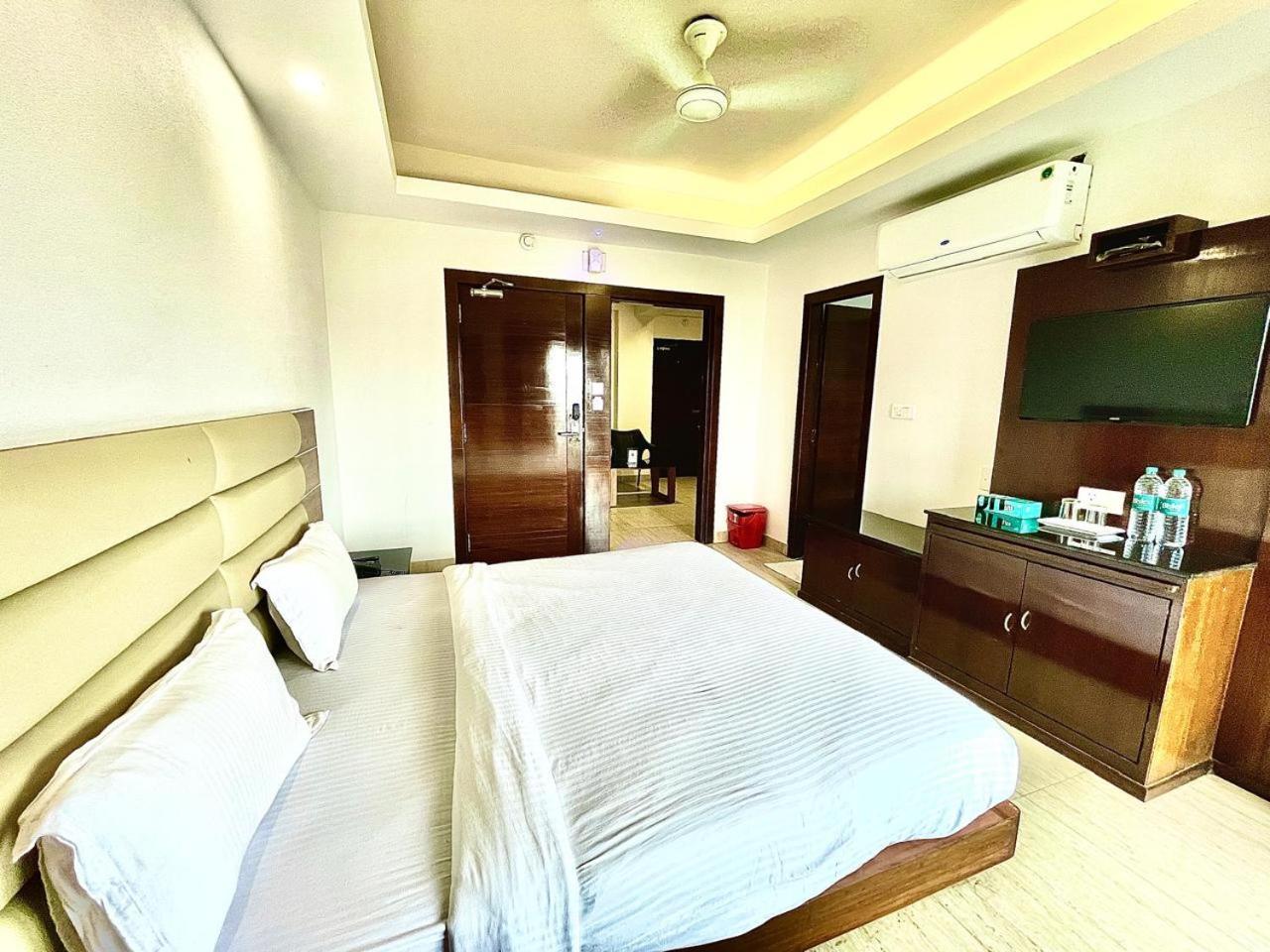 Gr Palace, In Front Of Sea-Beach With Breakfast, Swimming-Pool, Fully Air-Conditioned, Hotel With Parking Availability Puri Exteriör bild